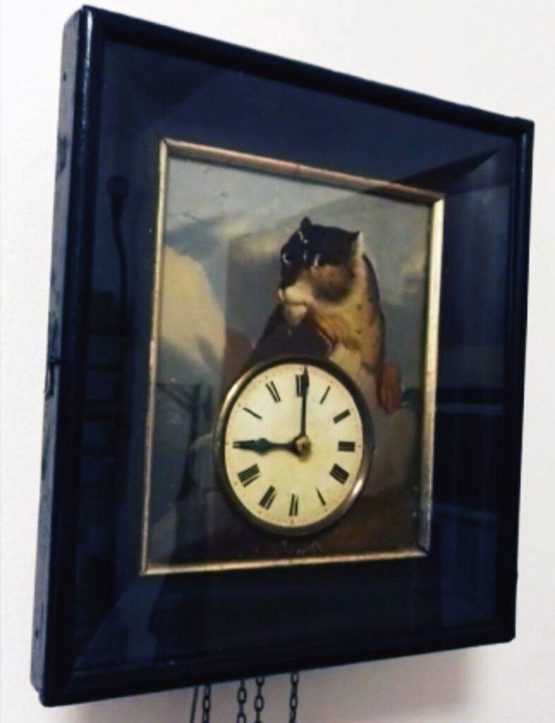 Orologio abbinato a quadro raffigurante un puma